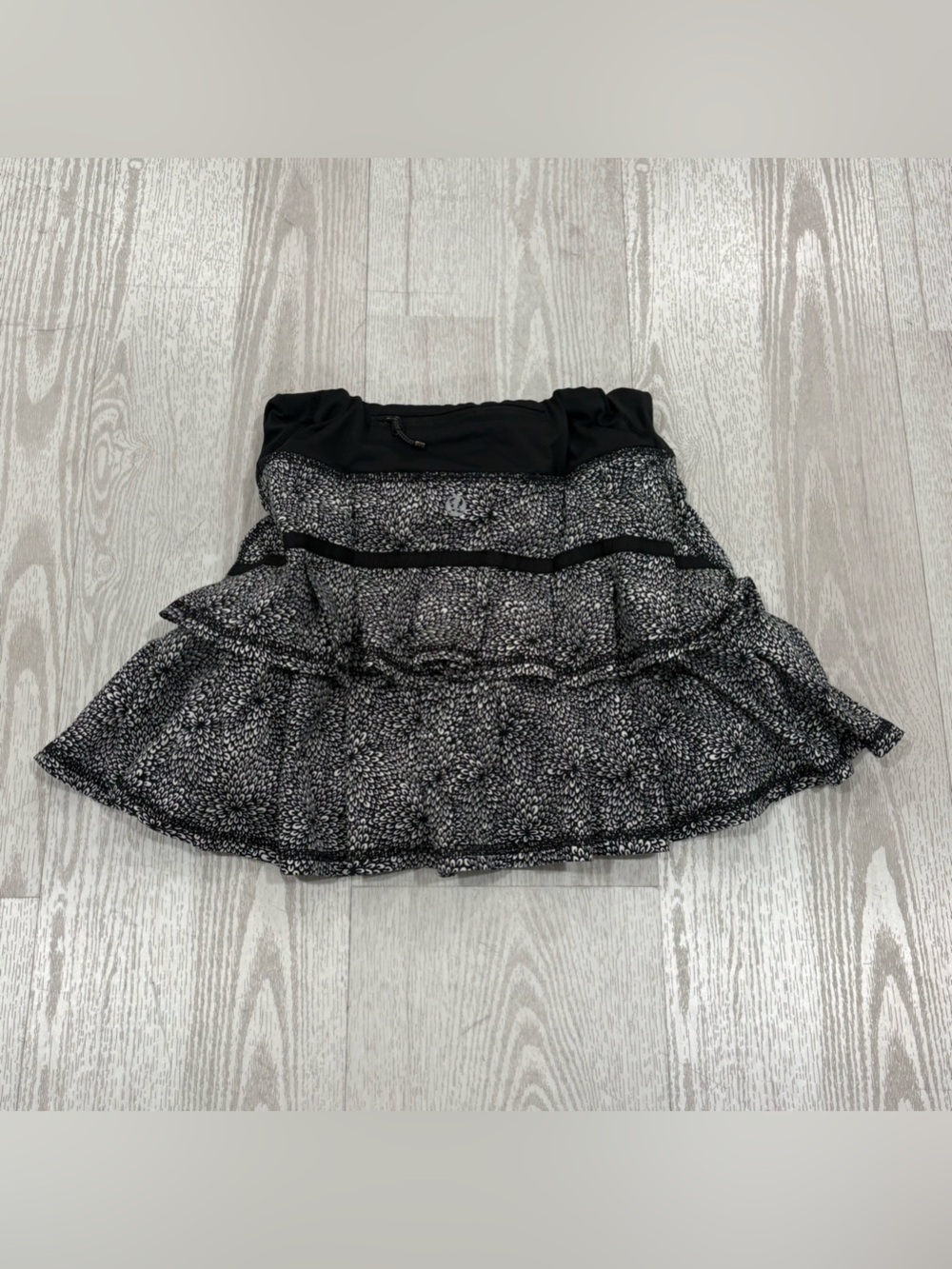 Lululemon Pacer Skirt (Black & White Floral / Geometric Print) SIZE 4